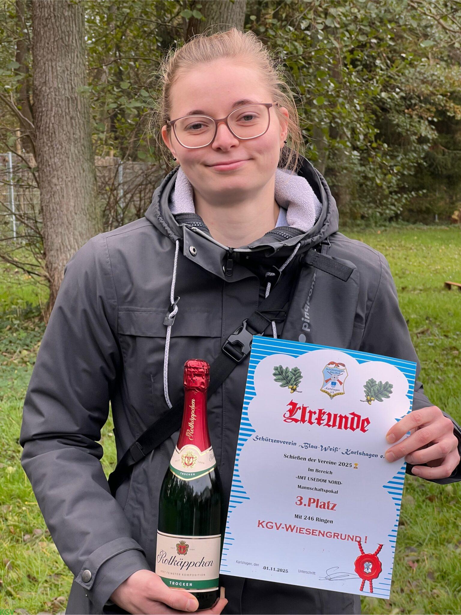 Laura Hartwig mit Urkunde und Sektflasche – 1. Platz Einzelwertung Damen
