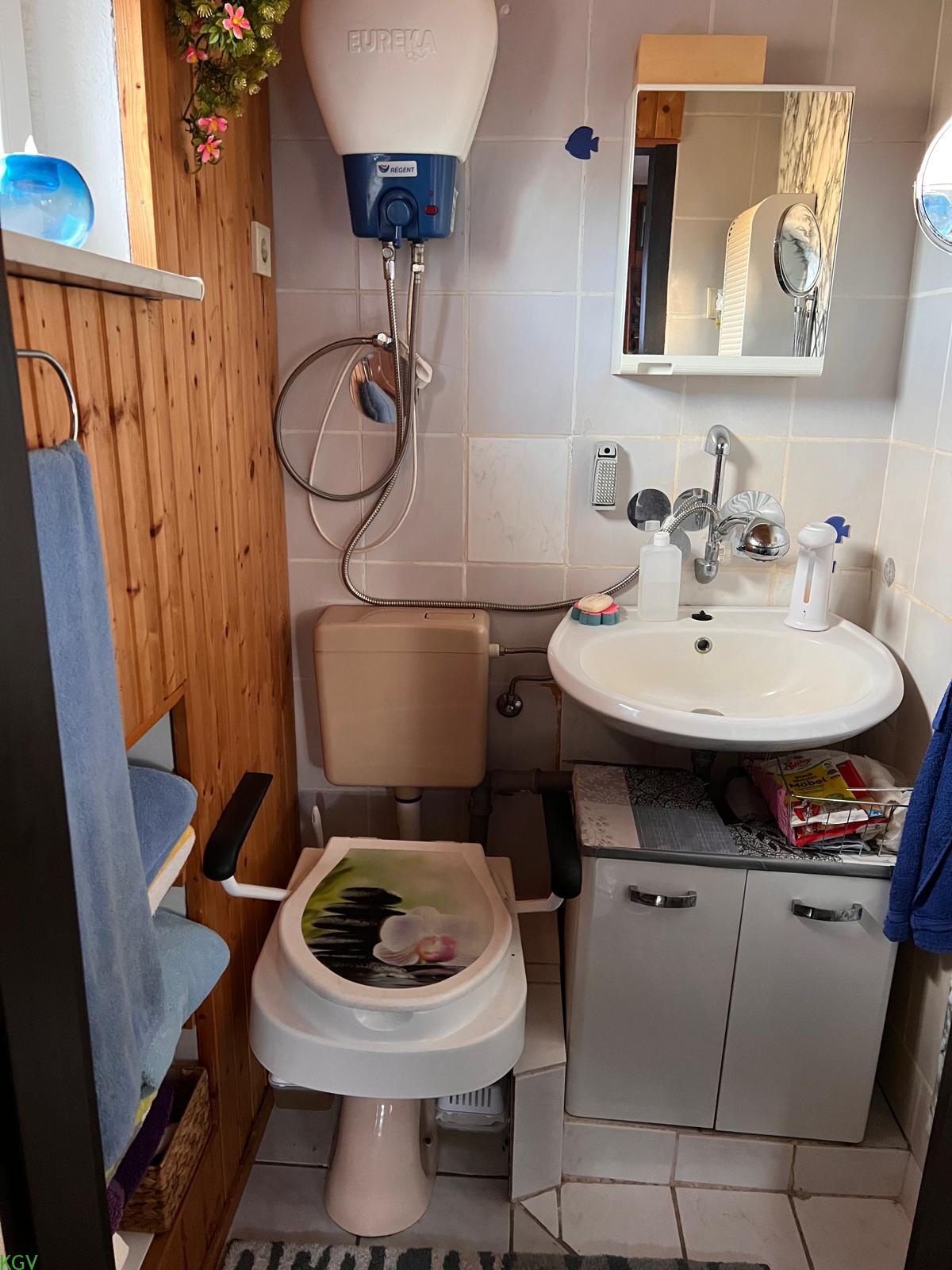 Bad mit Waschbecken und WC