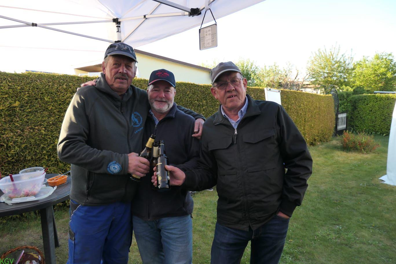 Gartenfreunde tanzen ausgelassen vor dem Festzelt