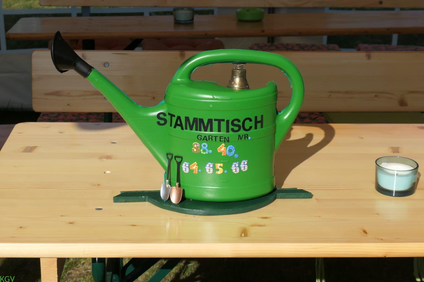 Stammtisch-Gießkanne von der anderen Seite mit Sonnenblume und Glocke