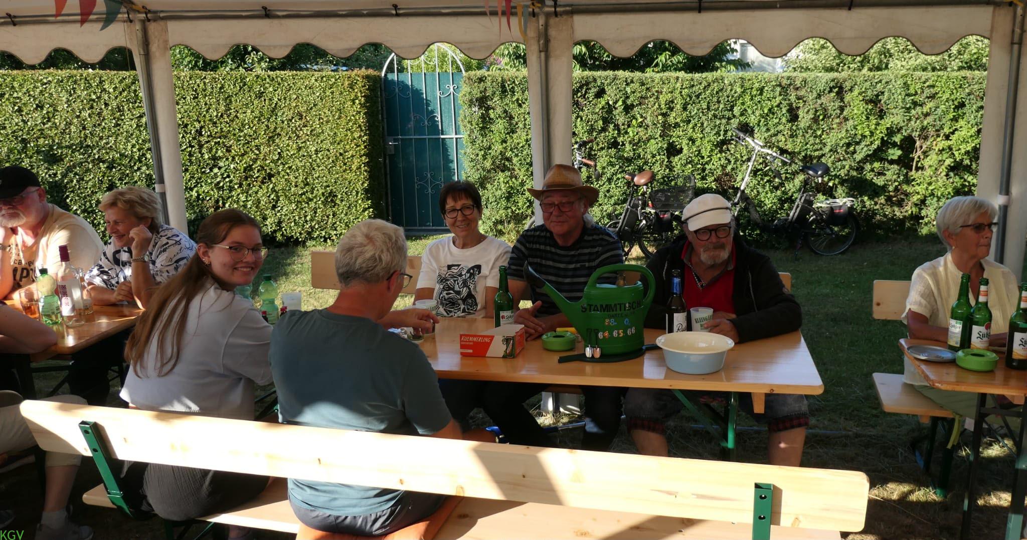 Eine gemütliche Tischrunde bei der Hüttengaudi