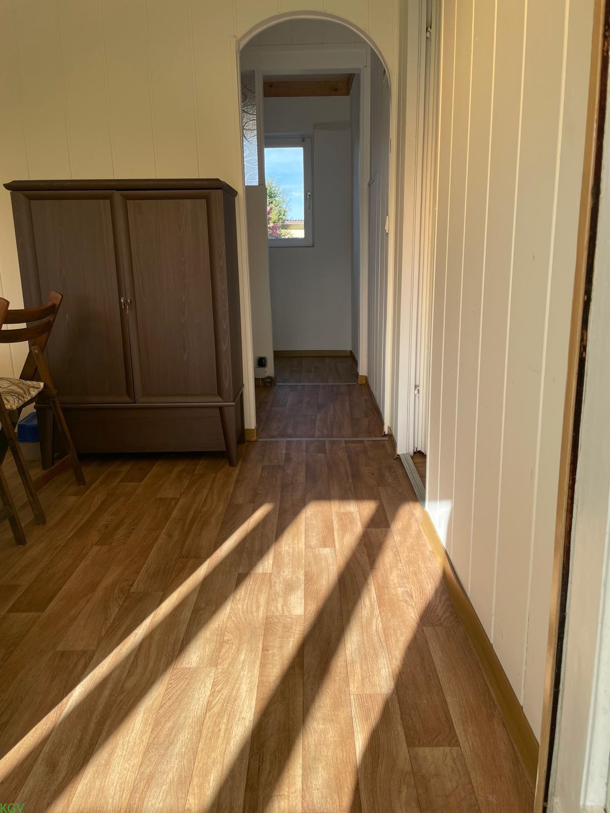Innenflur mit Schrank und Durchgang
