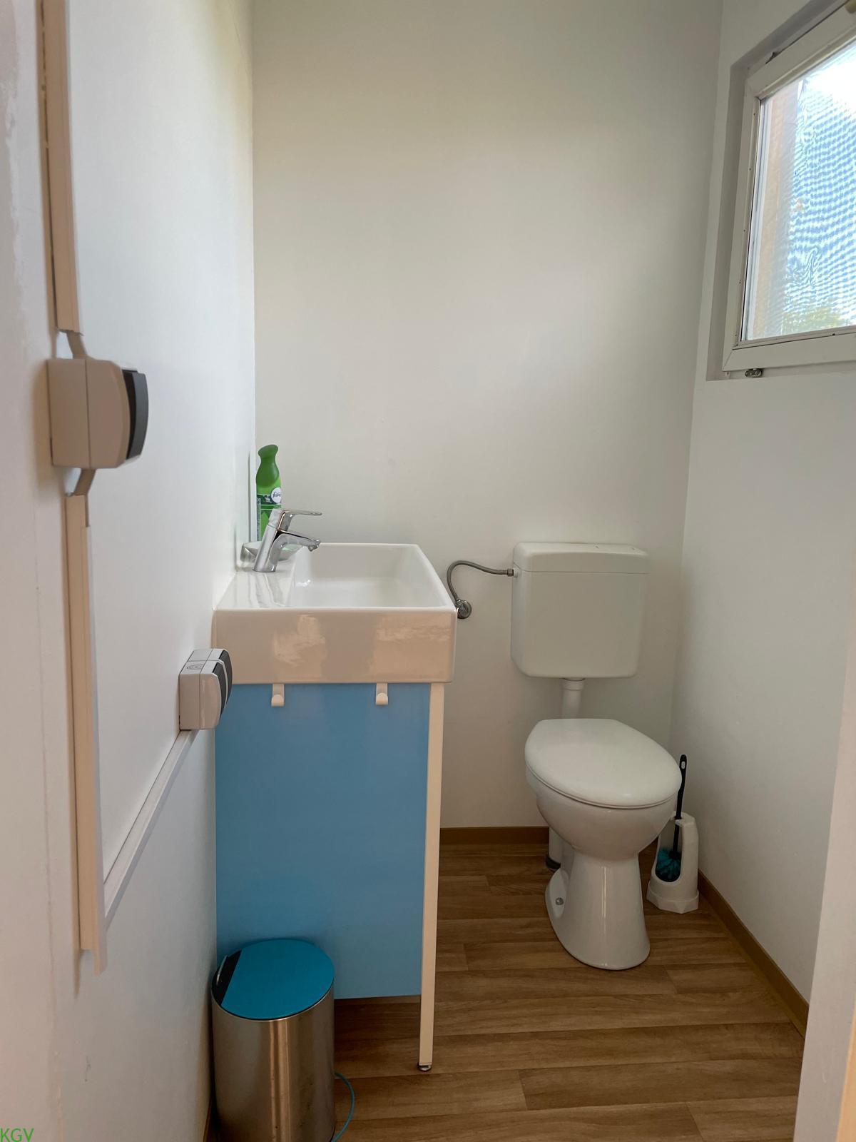 WC mit Waschbecken und Fenster