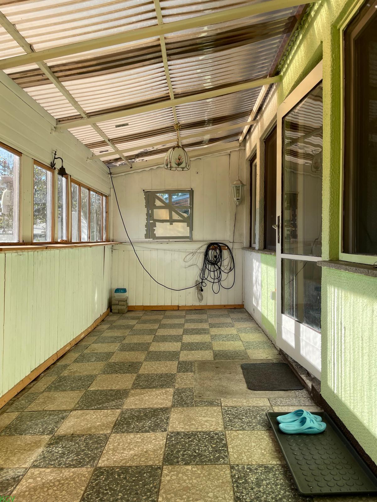 Überdachte Veranda mit Fliesenboden